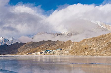 Mountains and village on rural lake Stock Photo - Premium Royalty-Free, Code: 649-08632467