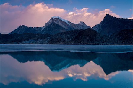 Mountains reflected in still rural lake Foto de stock - Royalty Free Premium, Número: 649-08632468