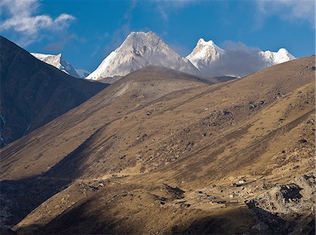 simsearch:649-08632479,k - Snowy mountains overlooking valley Photographie de stock - Premium Libres de Droits, Code: 649-08632463