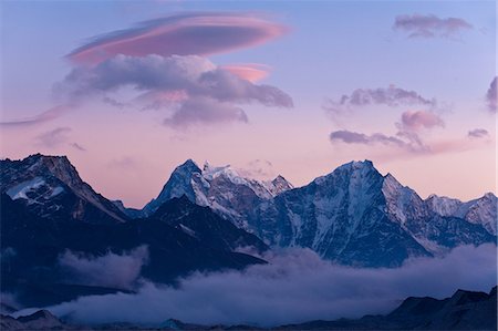 simsearch:649-08632458,k - Snowy mountaintops and clouds Photographie de stock - Premium Libres de Droits, Code: 649-08632475