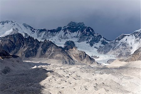 simsearch:649-08632458,k - Snowy mountains overlooking dusty valley Photographie de stock - Premium Libres de Droits, Code: 649-08632473
