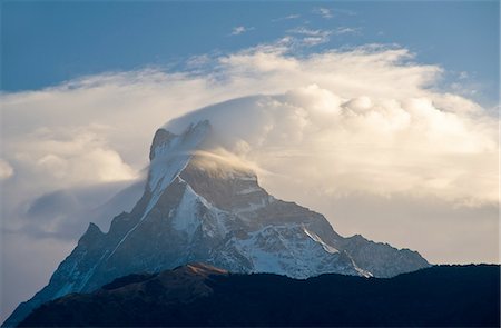 simsearch:649-08632469,k - Snowy mountaintop and clouds Foto de stock - Sin royalties Premium, Código: 649-08632487