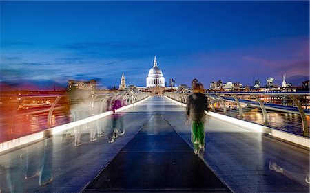 saint paul's cathedral - Blurred view of people on bridge Foto de stock - Sin royalties Premium, Código: 649-08632492