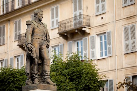 Ornate statue by apartment building Photographie de stock - Premium Libres de Droits, Code: 649-08632528