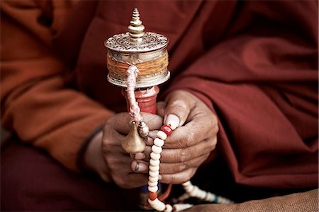 Close up of buddhist monks hands holding prayer beads, Thamel, Kathmandu, Nepal Foto de stock - Sin royalties Premium, Código: 649-08633038