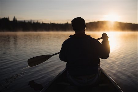 Senior man canoeing on lake at sunset, rear view Photographie de stock - Premium Libres de Droits, Code: 649-08660588