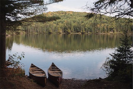 Two canoes at waters edge, Algonquin, Ontario, Canada Stockbilder - Premium RF Lizenzfrei, Bildnummer: 649-08660592