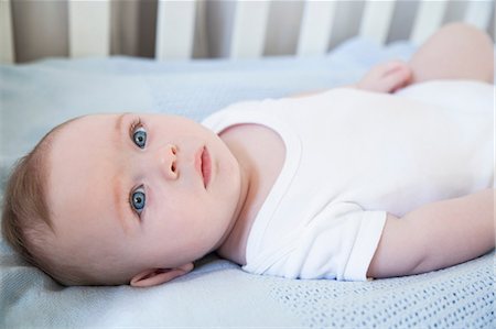 simsearch:614-09253640,k - Blue eyed baby boy lying in his crib Foto de stock - Sin royalties Premium, Código: 649-08660655