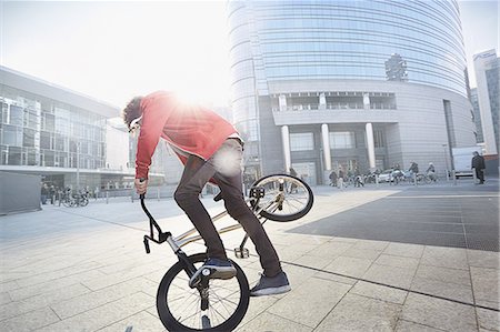 BMX Biker doing stunt in urban area Photographie de stock - Premium Libres de Droits, Code: 649-08660669