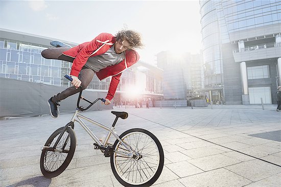 BMX Biker doing stunt in urban area Foto de stock - Sin royalties Premium, Código de la imagen: 649-08660671