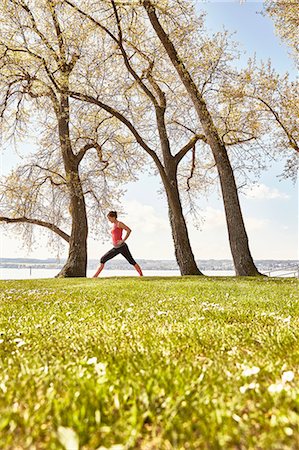 simsearch:614-06168925,k - Side view of woman practising yoga by lake Foto de stock - Royalty Free Premium, Número: 649-08660694