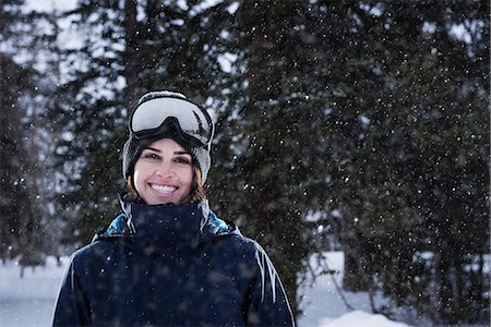 Portrait of young woman wearing ski goggles in snow, Brighton Ski Resort outside of Salt Lake City, Utah, USA Photographie de stock - Premium Libres de Droits, Code: 649-08660943