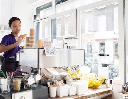 simsearch:649-08661617,k - Young waitress concentrating whilst preparing coffee on coffee machine in cafe Stockbilder - Premium RF Lizenzfrei, Bildnummer: 649-08660960