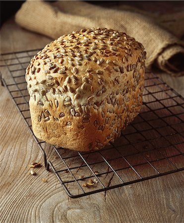 simsearch:614-08879051,k - Food, bakery, seeded bread, granary loaf, sunflower seeds Foto de stock - Sin royalties Premium, Código: 649-08660981