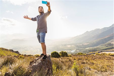 selfie - Man taking selfie on sunny day, Franschhoek, South Africa Photographie de stock - Premium Libres de Droits, Code: 649-08661052