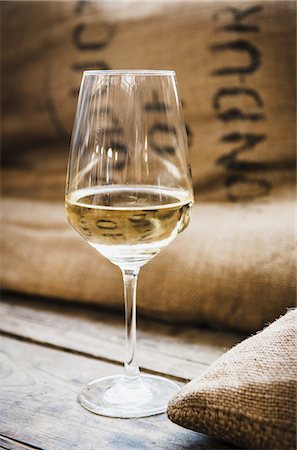 Glass of white wine Foto de stock - Sin royalties Premium, Código: 649-08661109