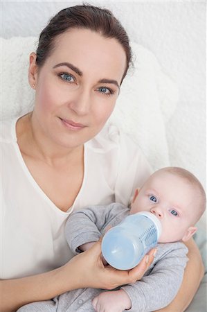 simsearch:695-05780170,k - Portrait of mother feeding baby boy with bottle Fotografie stock - Premium Royalty-Free, Codice: 649-08661248