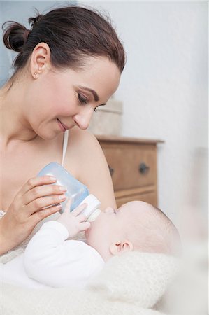 simsearch:695-05780170,k - Mother feeding baby with bottle Fotografie stock - Premium Royalty-Free, Codice: 649-08661251