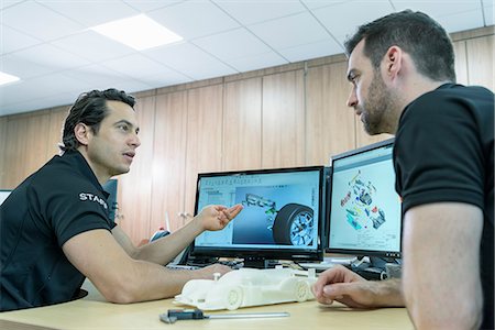 Engineers work with CAD design imagery in racing car factory Foto de stock - Sin royalties Premium, Código: 649-08661480