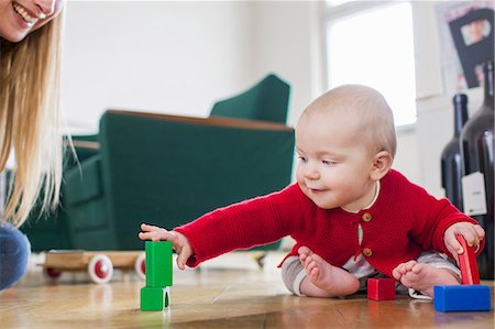 simsearch:649-08307467,k - Baby girl playing with building blocks on living room floor Foto de stock - Sin royalties Premium, Código: 649-08661490