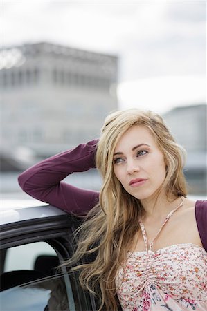 simsearch:649-07709901,k - Young woman leaning against car in city Stock Photo - Premium Royalty-Free, Code: 649-08661541