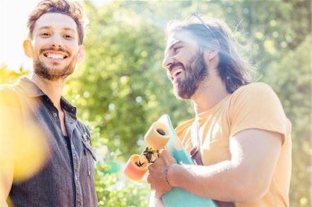 franschhoek - Man and skateboarder friend taking selfie in park, Franschhoek, South Africa Foto de stock - Sin royalties Premium, Código: 649-08661555