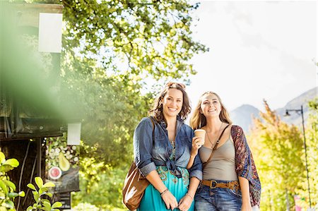 franschhoek - Portrait of two women friends strolling on roadside in park, Franschhoek, South Africa Photographie de stock - Premium Libres de Droits, Code: 649-08661552