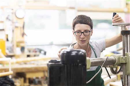 femelle uniquement - Woman in workshop using machinery Stock Photo - Premium Royalty-Free, Code: 649-08661847