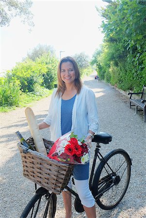 french breads - Woman on bicycle looking at camera smiling Foto de stock - Sin royalties Premium, Código: 649-08662015