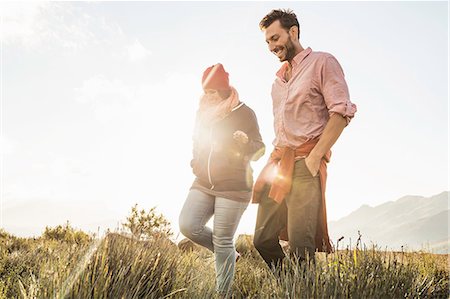 simsearch:649-08662115,k - Couple walking in field Foto de stock - Royalty Free Premium, Número: 649-08662113