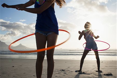 short de bain - Young women on beach using hula hoops Photographie de stock - Premium Libres de Droits, Code: 649-08662157