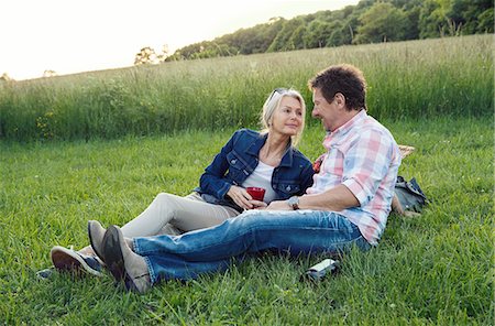 simsearch:649-08924077,k - Mature couple on grass having picnic Photographie de stock - Premium Libres de Droits, Code: 649-08662180