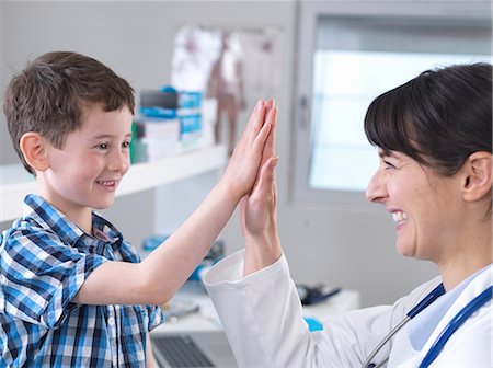 simsearch:649-08125163,k - Doctor and boy doing high five in clinic Photographie de stock - Premium Libres de Droits, Code: 649-08702114