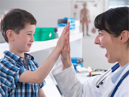 simsearch:649-08662036,k - Doctor and boy doing high five in clinic Stock Photo - Premium Royalty-Free, Code: 649-08702115