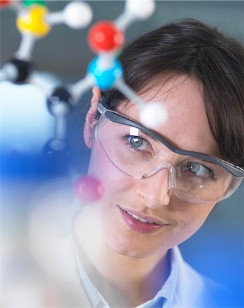 simsearch:649-08714880,k - Scientist analysing molecular model in laboratory Foto de stock - Sin royalties Premium, Código: 649-08702127