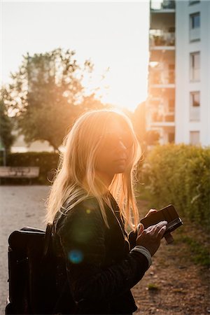 simsearch:649-09148924,k - Young woman outdoors, at sunset, using smartphone Stockbilder - Premium RF Lizenzfrei, Bildnummer: 649-08702258
