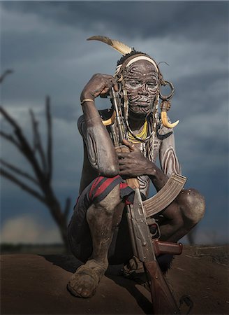 Young warrior of the Mursi tribe with Kalashnikov gun, Omo Valley, Ethiopia Photographie de stock - Premium Libres de Droits, Code: 649-08702296