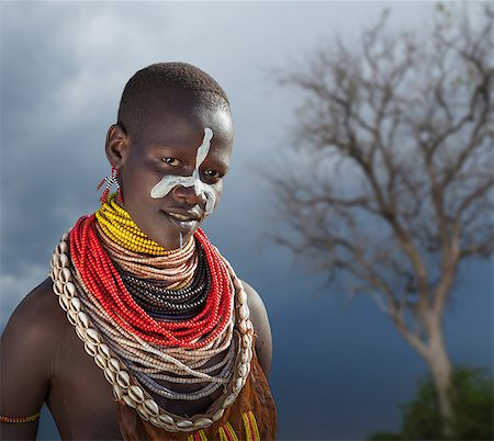 Young woman of the Karo Tribe, Omo Valley, Ethiopia Photographie de stock - Premium Libres de Droits, Code: 649-08702297