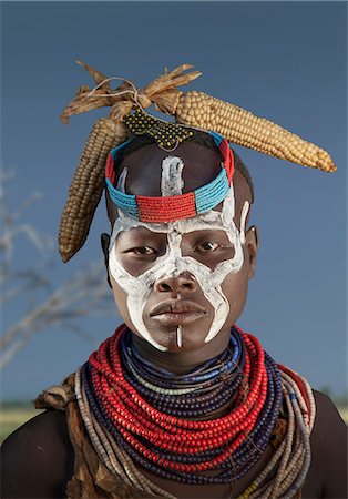 Young woman of the Karo Tribe, Omo Valley, Ethiopia Photographie de stock - Premium Libres de Droits, Code: 649-08702298