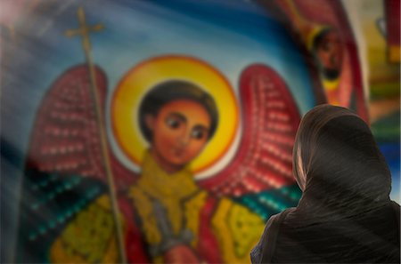 Woman praying in an Orthodox Church, Lalibela, Ethiopia Photographie de stock - Premium Libres de Droits, Code: 649-08702308