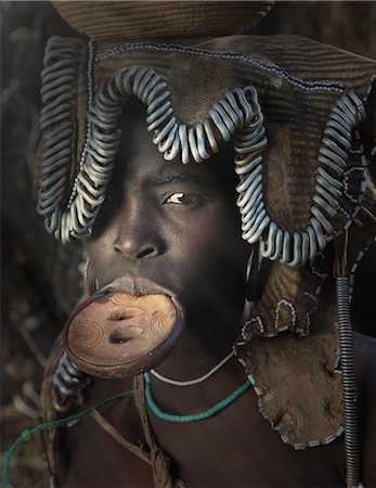 Woman of the Mursi Tribe with disc in her lower lip, Omo Valley, Ethiopia Photographie de stock - Premium Libres de Droits, Code: 649-08702303
