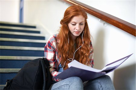 simsearch:649-07238367,k - Young female college student sitting on stairway reading file Stockbilder - Premium RF Lizenzfrei, Bildnummer: 649-08702362