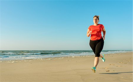 stout mature woman - Mature woman running on a beach at sunset Photographie de stock - Premium Libres de Droits, Code: 649-08702371