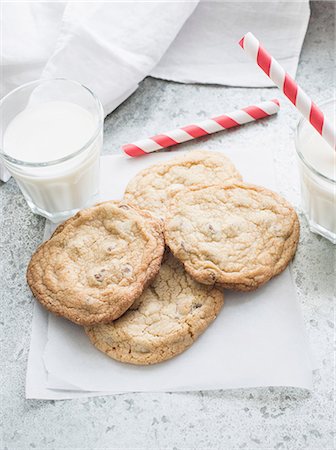 delicious food table pictures white - Chocolate chip cookies with milk Stock Photo - Premium Royalty-Free, Code: 649-08702407