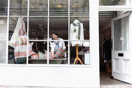 detallista (comerciante) - Shop owner arranging window display Foto de stock - Sin royalties Premium, Código: 649-08702465