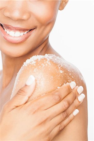 simsearch:649-08543004,k - Cropped view of woman exfoliating bare shoulder Fotografie stock - Premium Royalty-Free, Codice: 649-08702520