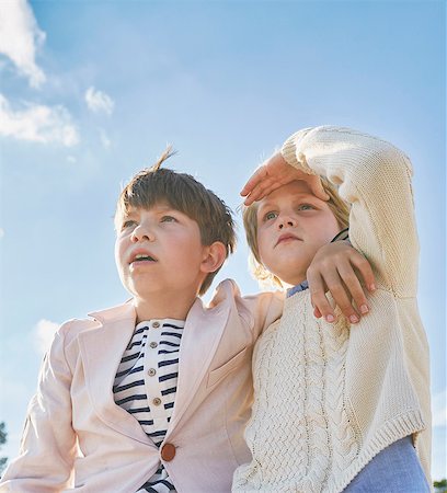 Brother shielding eyes looking away Photographie de stock - Premium Libres de Droits, Code: 649-08702612