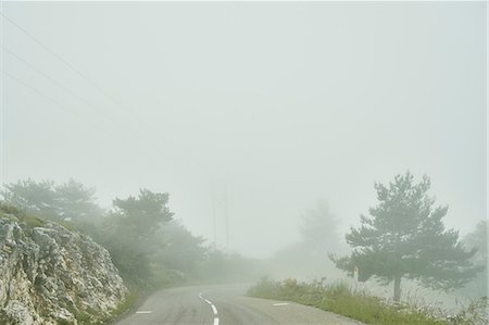 simsearch:614-09110947,k - Landscape and misty empty rural road, Gourdon, Alpes Maritimes, France Photographie de stock - Premium Libres de Droits, Code: 649-08702688