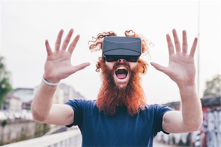 exzentrisch - Portrait of young male hipster with red hair and beard screaming whilst wearing virtual reality headset Photographie de stock - Premium Libres de Droits, Code: 649-08702681