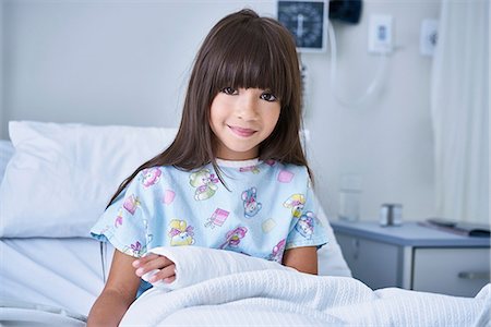 plaster cast - Portrait of girl patient with arm plaster cast in hospital children's ward Foto de stock - Sin royalties Premium, Código: 649-08702716